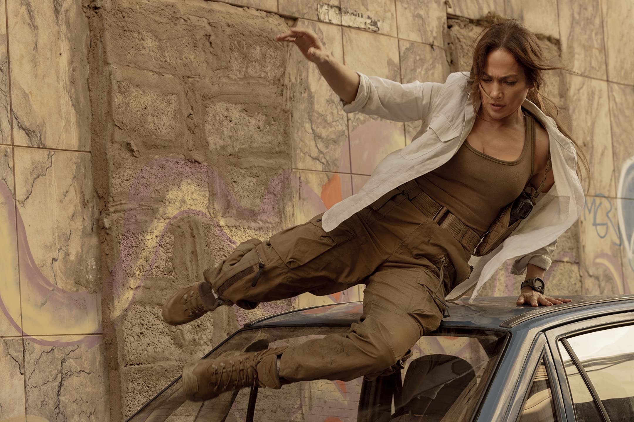 Novo filme da Netflix traz diversas cenas de ação com Jennifer Lopez.