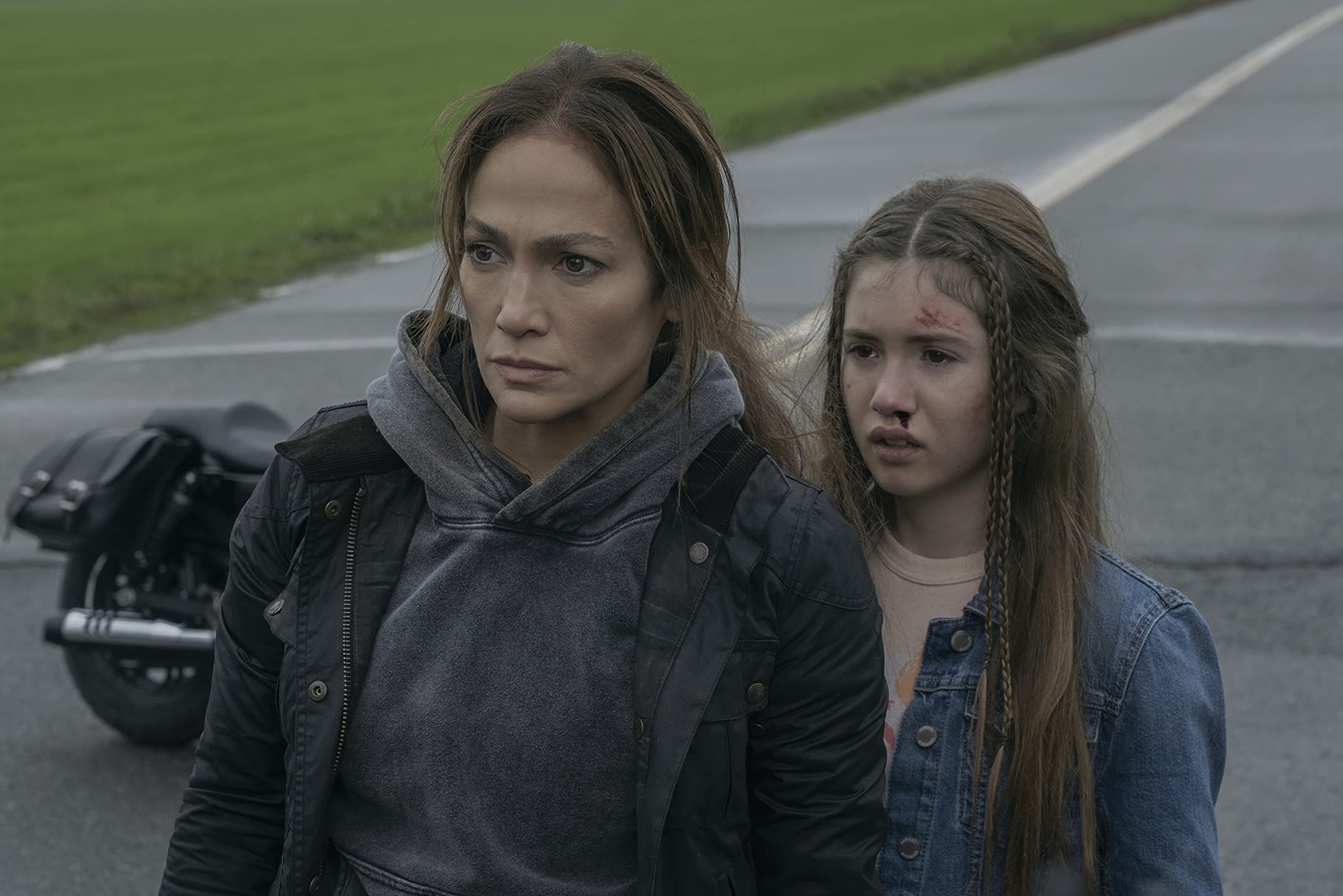 Em A Mãe, Jennifer Lopez interpreta uma assassina que busca proteger a filha.