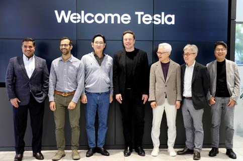 Foto do encontro dos executivos da Tesla e Samsung.