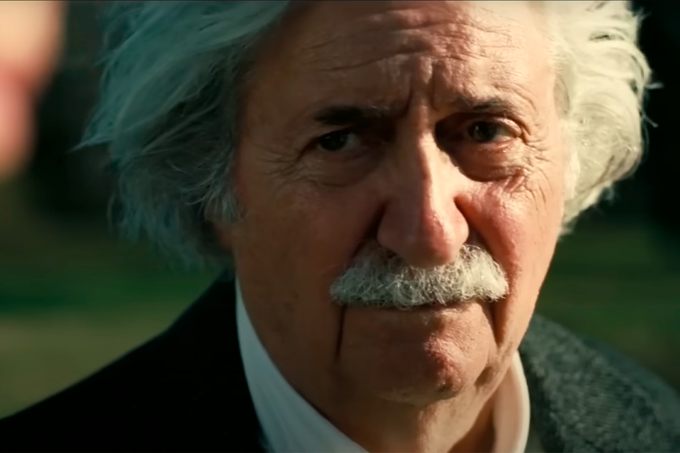 Tom Coti as Albert Einstein in Oppenheimer (2023).