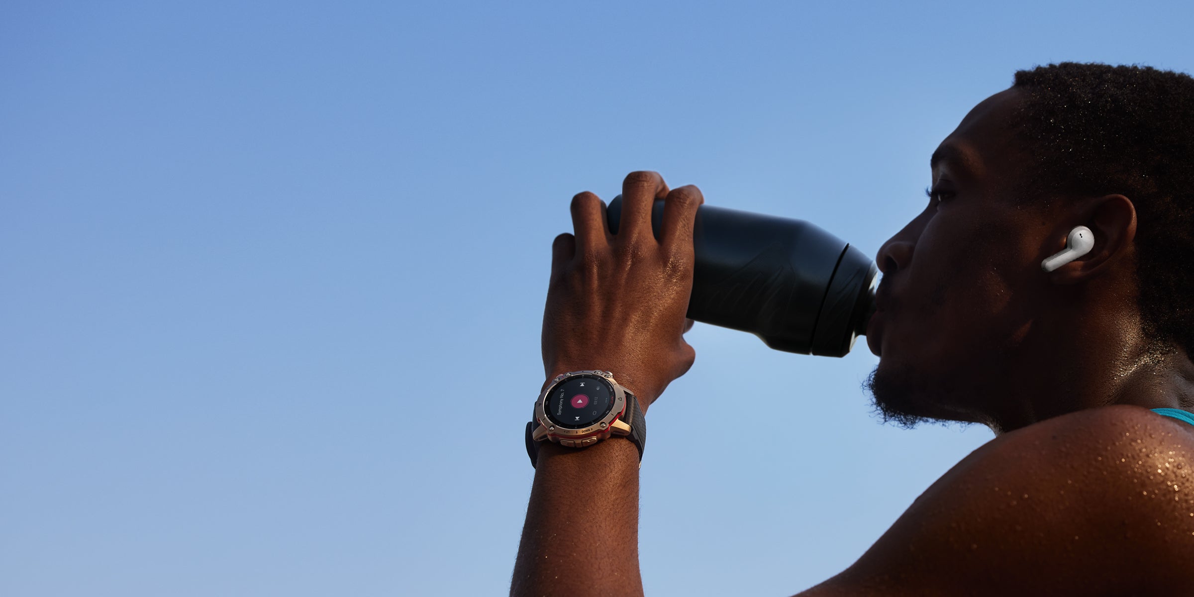 The wearable brings bluetooth connectivity compatible with headphones.
