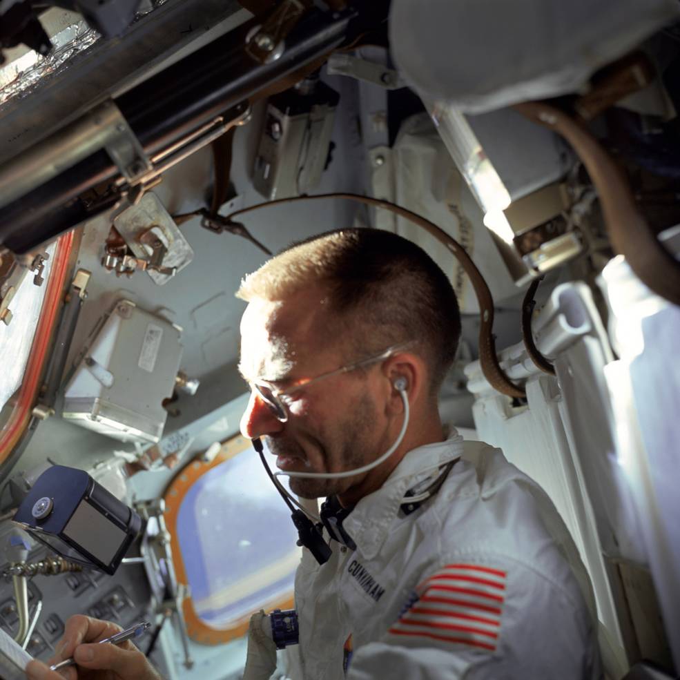 El astronauta Walter Cunningham escribe con un Fisher Space Pen durante el vuelo del Apolo 7, el primer vuelo tripulado de Apolo y el primer viaje del Space Pen al espacio.  (Créditos: NASA)