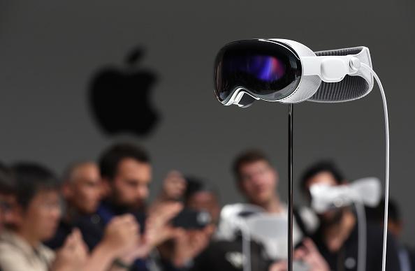 O Apple Vision Pro, que tem vendas previstas para 2024, vai custar o equivalente a R$ 17 mil.