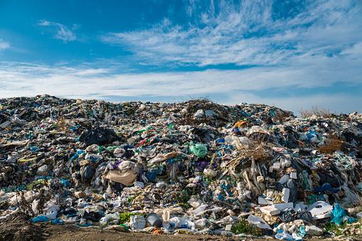 Muito do que é produzido no mundo não pode ser reaproveitado, ou não chega a ser reciclado. (Fonte: GettyImages/Reprodução)