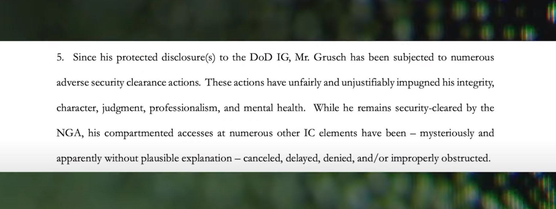 Na citação acima, um documento oficial afirma que, após divulgar as informações ao Departamento de Defesa dos EUA, Grusch começou a enfrentar reações negativas em seu trabalho.