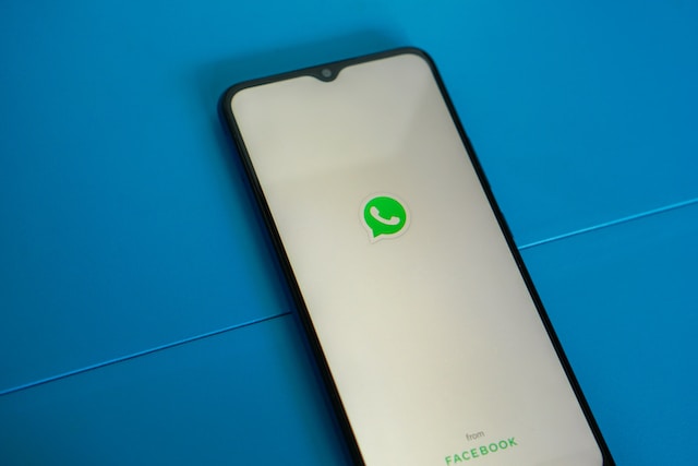 Os usuários de WhatsApp no Android precisam atualizar o aplicativo na Play Store.