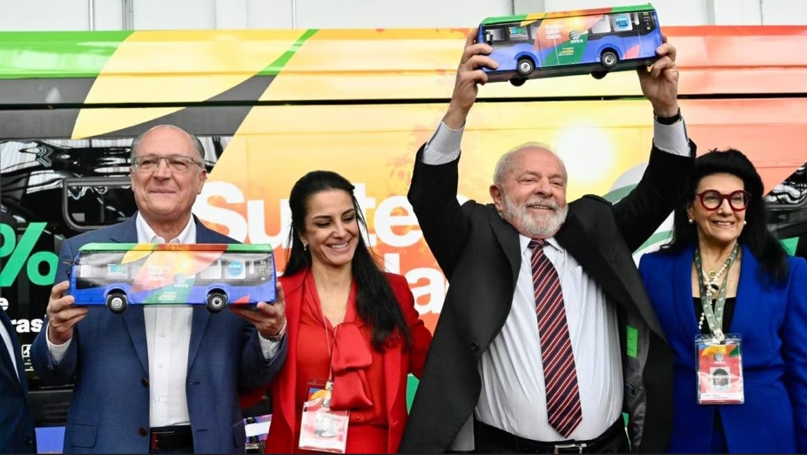 Presidente Luiz Inácio Lula da Silva (PT) e o vice, Geraldo Alckmin (PSB), na inauguração da fábrica de ônibus elétricos do grupo Eletra. (Fonte: Eletra/Divulgação)