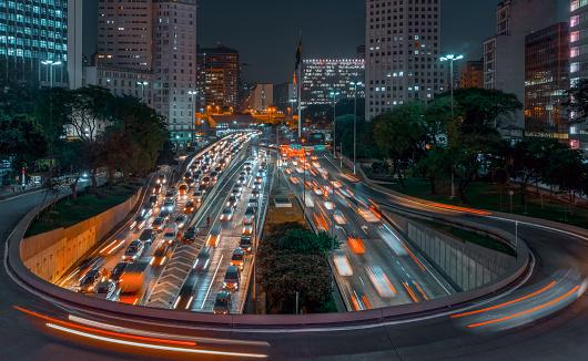 Grandes cidades ainda priorizam o deslocamento por veículos individuais. (Fonte: GettyImages/Reprodução)