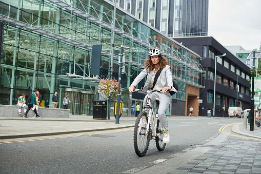 Com a adoção da semana de 4 dias, a mobilidade ativa, realizada por meio de caminhas e bicicletas poderá ganhar maior impulso. (Fonte: Getty Images/Reprodução)