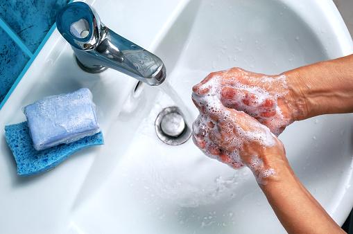eeforçar os cuidados básicos de higiene, como lavar as mãos
