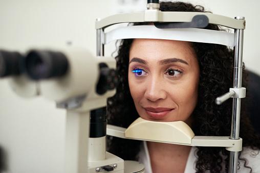 As idas ao oftalmologista devem ser frequentes. (Fonte: Getty Images/Reprodução)