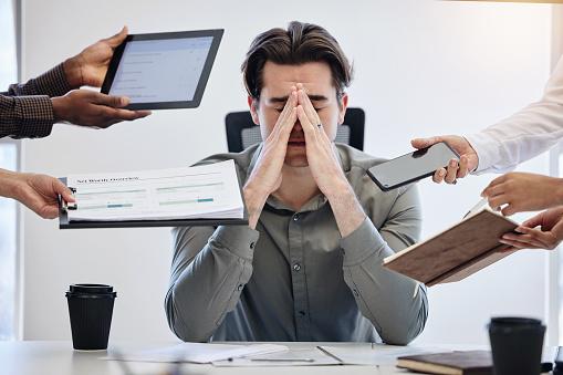 O trabalho excessivo é um dos fatores que levam ao adoecimento mental. (Fonte: Getty Images/Reprodução)