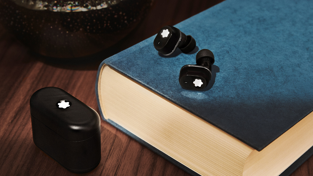 Montblanc MTB 03 with carrying case offers up to 18 hours of playtime.