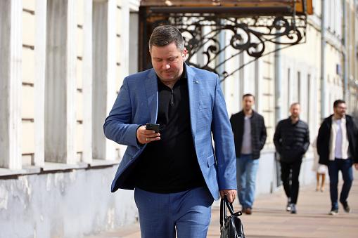 Se um personagem não aparece em cena usando um iPhone, há grandes chances de que ele seja o vilão. (Fonte: GettyImages/Reprodução)