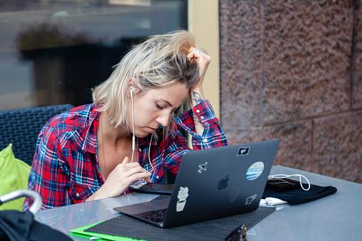 Técnica para incluir um produto em filme ou série já é bastante usada pelas empresas de tecnologia. (Fonte: GettyImages/Reprodução)