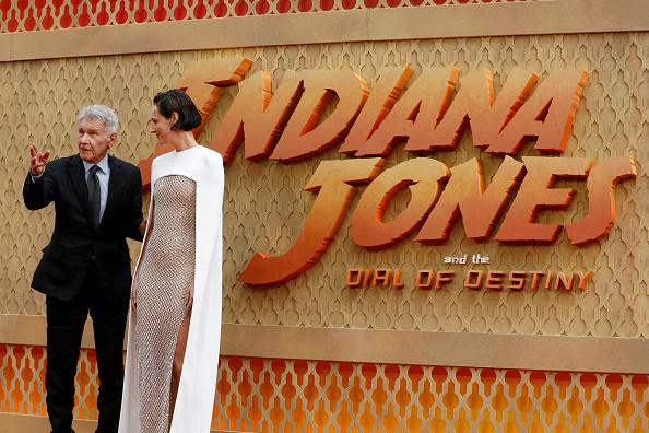 Harrison Ford e Phoebe Waller-Bridge em divulgação de Indiana Jones 5.