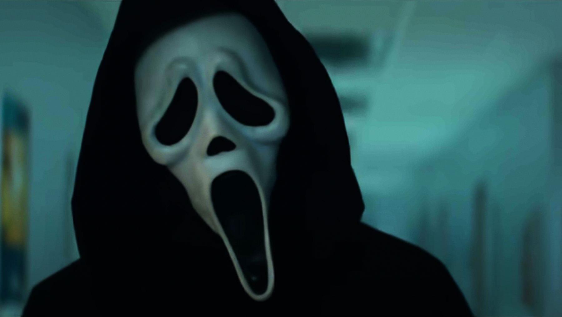 O assassino Ghostface aparece mais terrível do que nunca em Pânico 5, filme que já está disponível na Netflix.