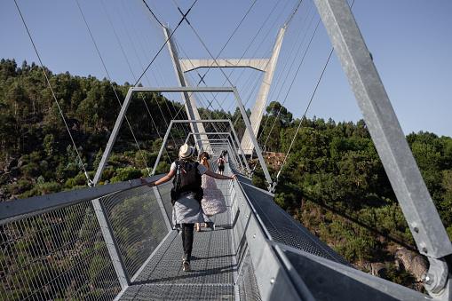 Somente a China possui cerca de 2.300 pontes suspensas e a cada ano. O recurso, além de facilitar a mobilidade, também é usado para fins turísticos. (Fonte: Getty Images/Reprodução)