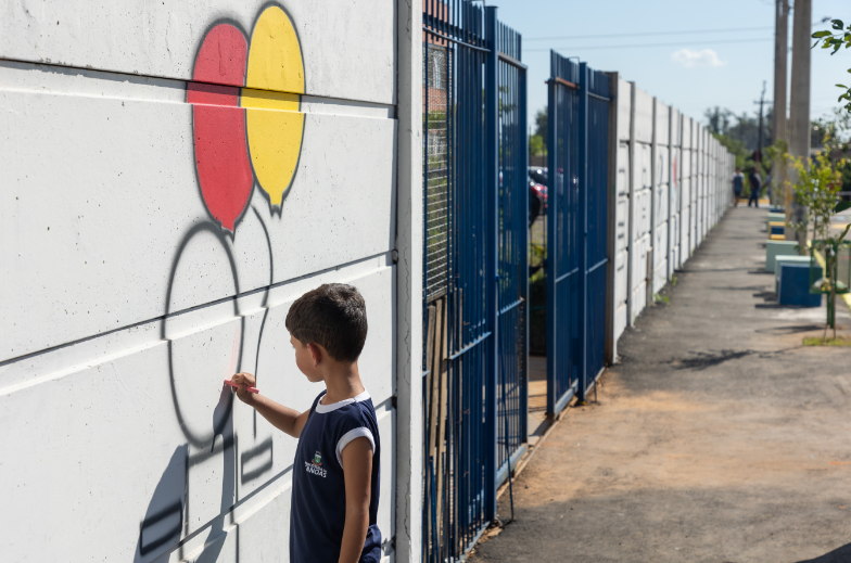 Na chamada Rua brincante, crianças encontram um espaço pensado para a realização de diversas atividades recreativas. (Fonte: Prefeitura de Canoas)