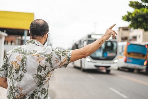 Transporte coletivo na maioria das cidades brasileiras reume-se aos ônibus. (Fonte: GettyImages/Reprodução)
