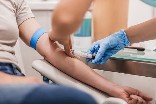 O teste para hepatite viral é feito através de um exame de sangue. (Fonte: GettyImages/Reprodução)