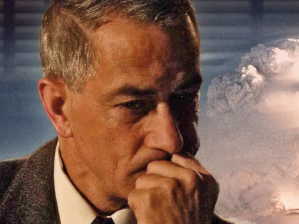 O longa metragem questiona porque os EUA se voltou contra Oppenheimer após suas invenções científicas.