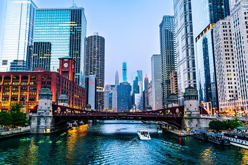 Loop é o centro financeiro e também uma área comunitária da cidade de Chicago.