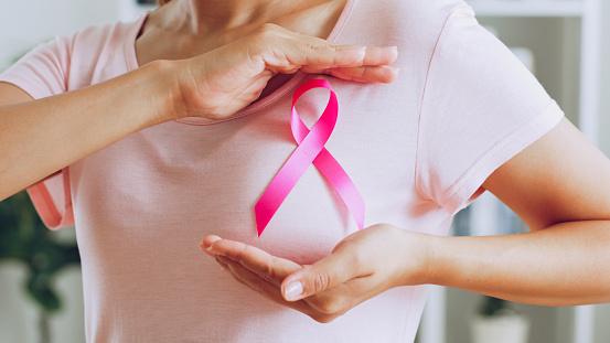 Câncer de pele e de mama feminina estão entre as maiores ocorrências no Brasil. (Fonte: Getty Images/Reprodução)