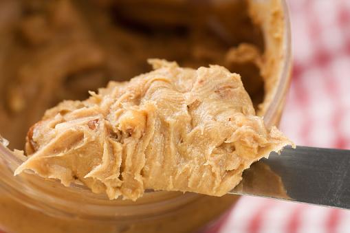 Manteiga de amendoim é uma opção muito utilizada para substituir doces em dietas fitness.