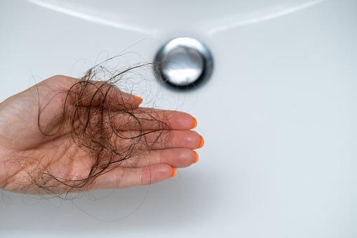 A queda de cabelo pode estar relacionada à deficiência de proteínas. (Fonte: Getty Images/Reprodução)