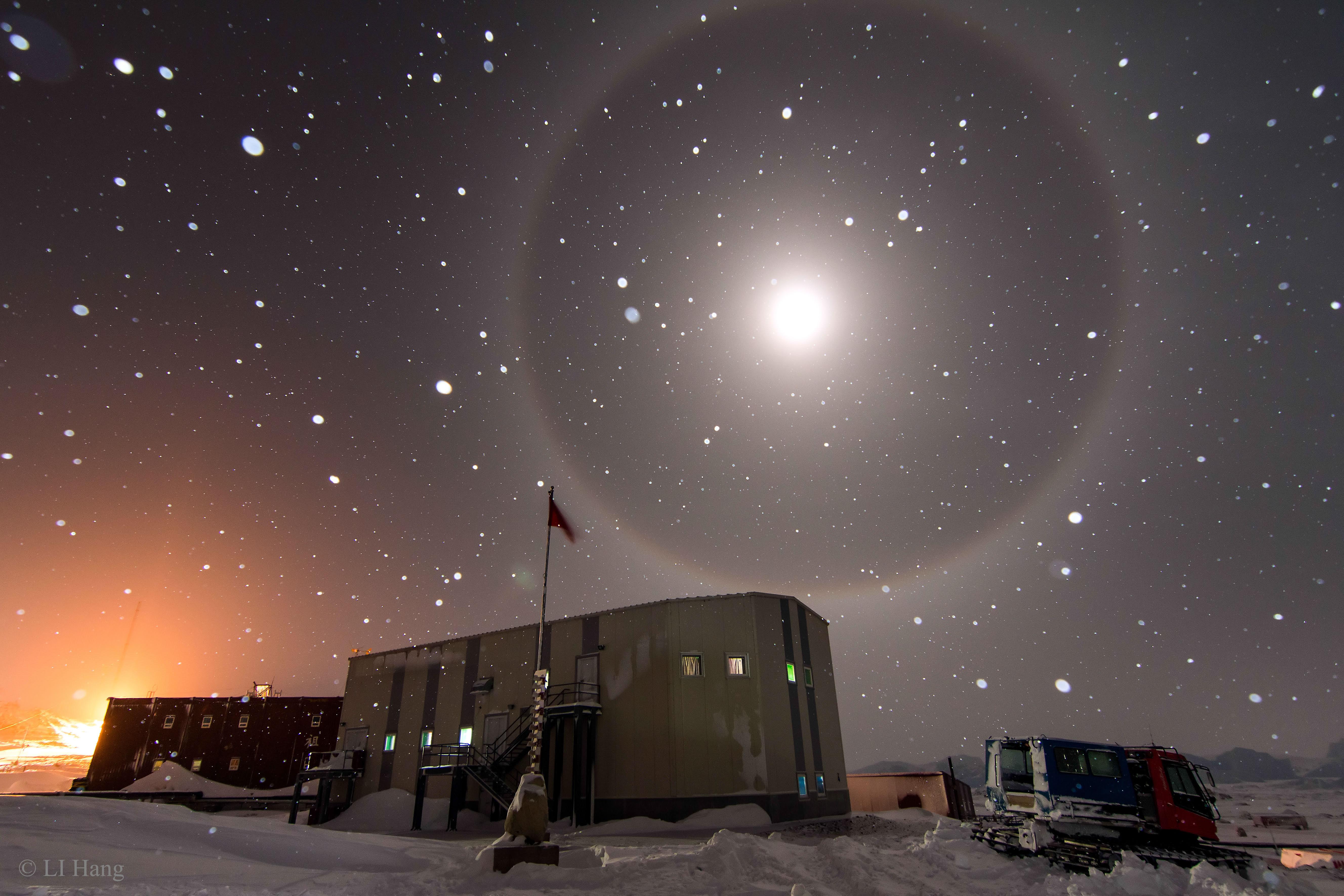 Uma superlua azul na Antártica.