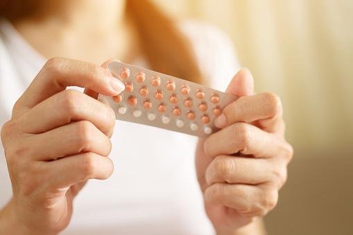 O uso de anticoncepcionais orais aumenta o risco de doença isquêmica do coração em mulheres acima de 35 anos. (Fonte: GettyImages/Reprodução)