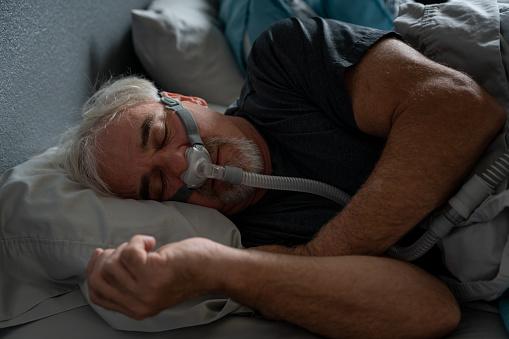 O tratamento da apneia do sono pode incluir dispositivos para facilitar a respiração durante a noite. (Fonte: GettyImages/Reprodução)