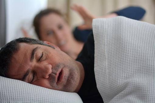 A apneia do sono pode causar problemas de relacionamento. (Fonte: GettyImages/Reprodução)