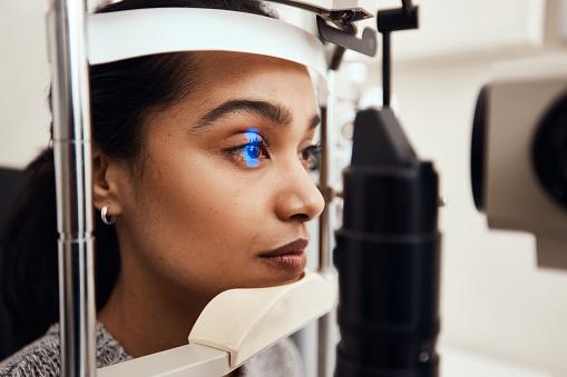 Exames oftalmológicos regulares são importantes para identificar o astigmatismo e outras doenças oculares. (Fonte: GettyImages/Reprodução)