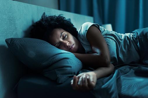 Uma boa noite de sono fornece diversos benefícios, como redução do estresse, controle do apetite e melhora do raciocínio. (fonte: Getty Images/Reprodução)