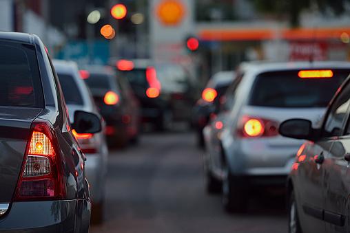 O trabalho remoto ou flexível ajuda a reduzir congestionamentos, bem como a poluição causada por eles (Fonte: GettyImages)