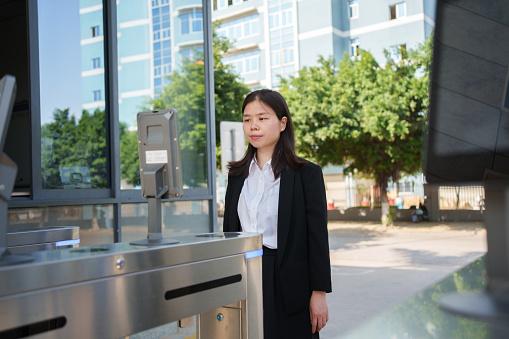 As novas regras proíbem que a biometria facial seja o único modo de entrar em um edifício.