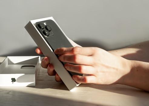 In the Pro Max version, the iPhone 14 manages to surprise consumers.  (GettyImages/Playback)