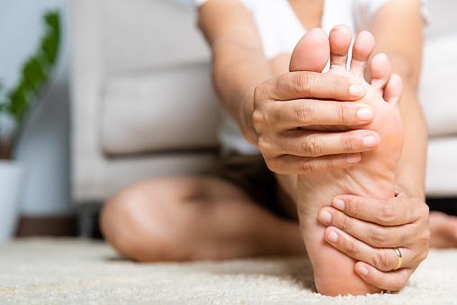 Gota causa dor e inchaço súbito em uma articulação, geralmente o dedão do pé ou outras articulações nos pés