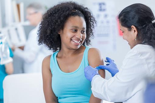 A vacina é recomendada para adolescentes e jovens adultos, antes do início da atividade sexual