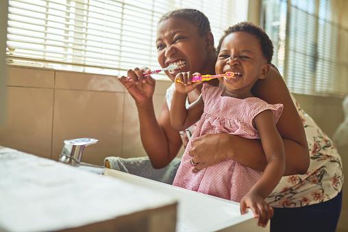 Escovação dos dentes deve ser feita ao menos duas a três vezes ao dia, e antes de dormir. (Fonte: Reprodução/Getty Images)