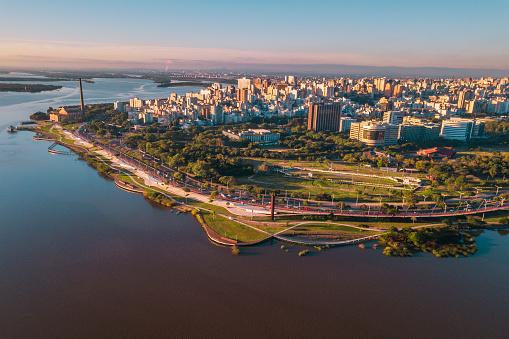 O aumento da violência em Porto Alegre nos últimos anos têm impulsionado a fuga de moradores para outras cidades e estados. (Fonte: Getty Images/Reprodução)