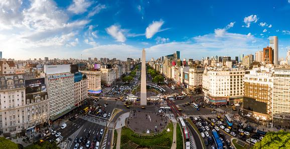 A cidade de Buenos Aires é um dos principais destinos turísticos da América do Sul. E nela também é possível andar de patinete. (Fonte: Getty Images/Reprodução)