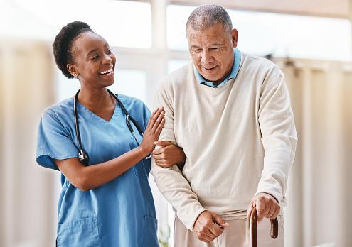 Os profissionais de saúde precisam ser melhores capacitados para atender pessoas idosas. (Fonte: GettyImages/Reprodução)