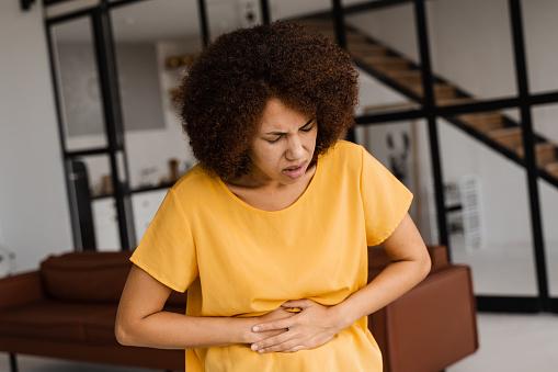 A dor abdominal é um dos principais sintomas de pancreatite. (Fonte: GettyImages/Reprodução)
