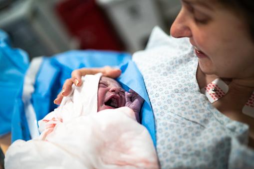 Contato direto entre mãe e filho está entre as boas práticas de atenção ao parto. (Fonte: Getty Images/Reprodução)