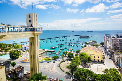 Elevador Lacerda, em Salvador, conecta duas praças importantes da cidade. (Fonte: GettyImages/Reprodução)