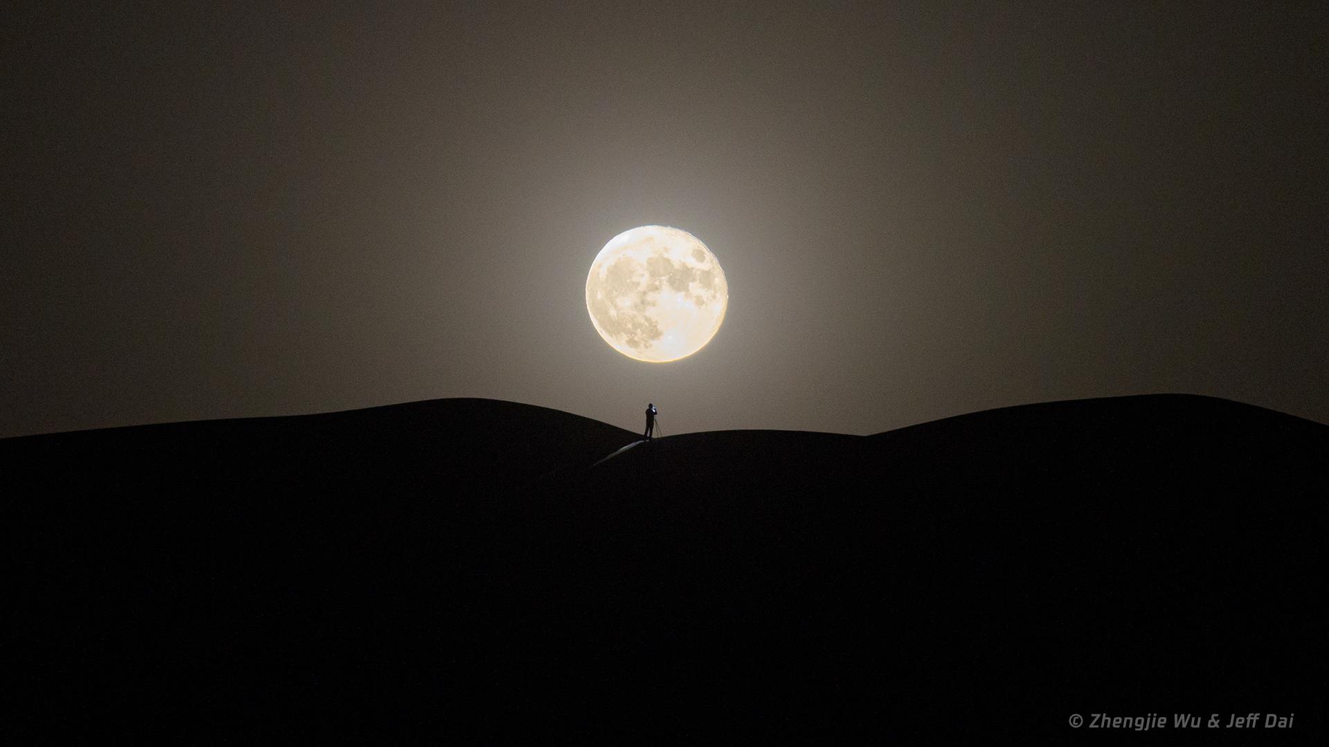 Lua Cheia sobre uma planície chinesa.