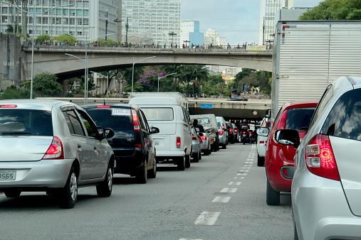 Carros ficam parados em mais de 90% do tempo, ocupando espaço da cidade com baixa eficiencia